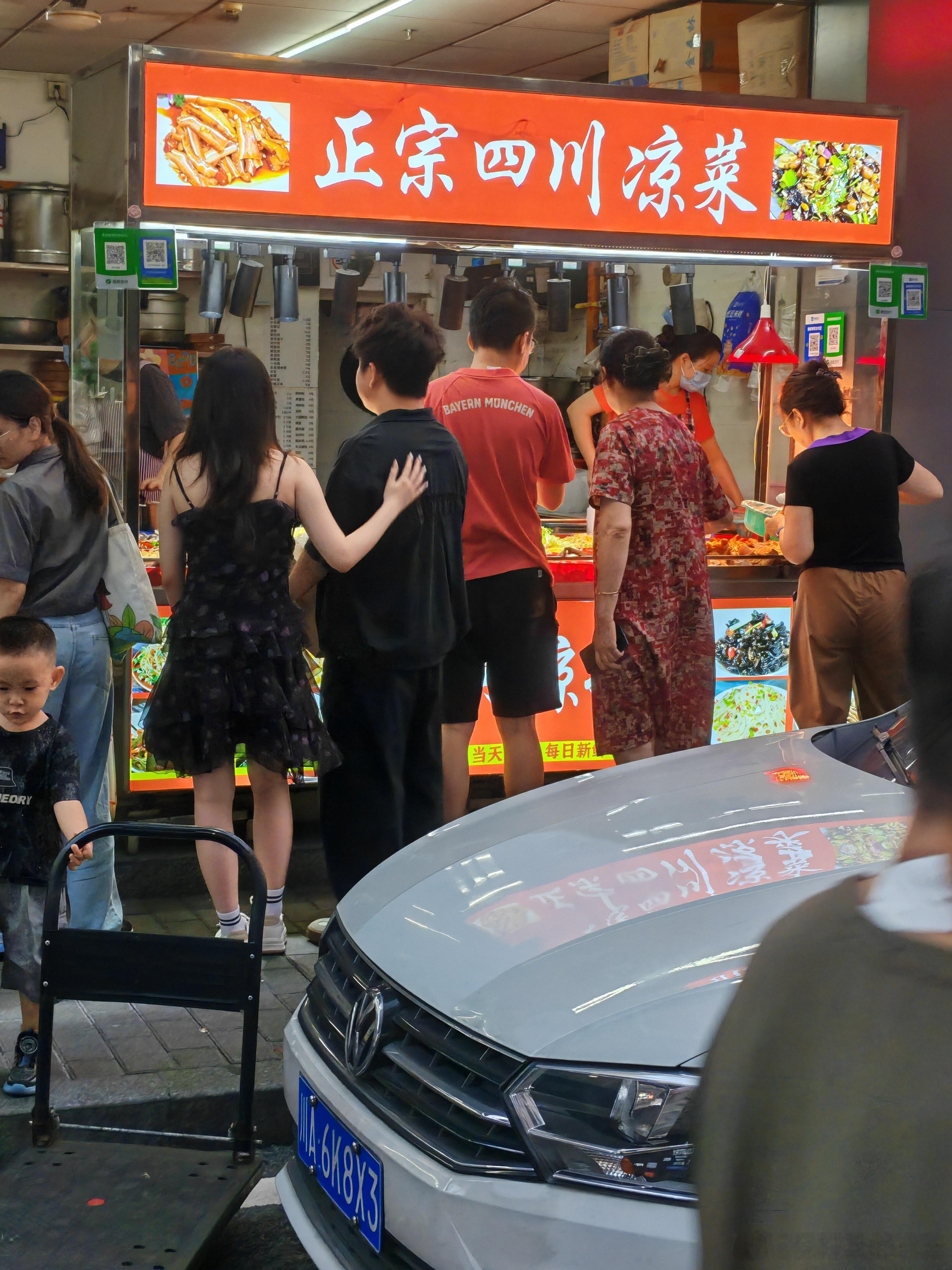 深圳天气太热，村里的四川凉菜很火爆，对面的麻辣烫没人吃了。