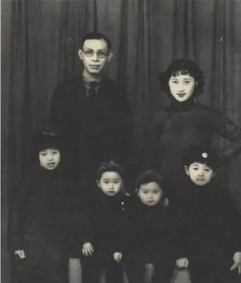 1980年，女画家周炼霞颤抖地打开一封信。“炼霞吾妻”，看到这4个字，她图突然觉