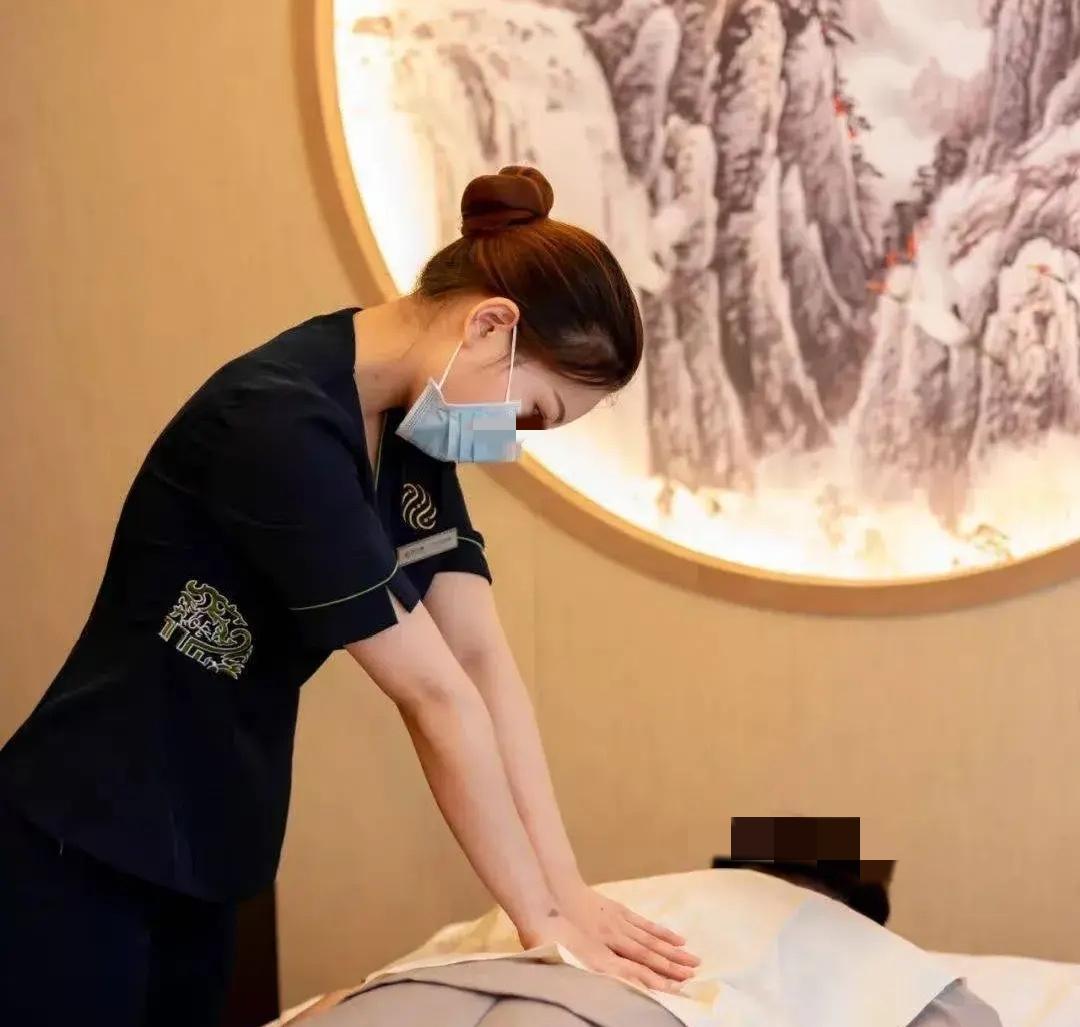 上海，大爷去市场买菜，被一个女子不小心撞到怀里。女子出于关心，邀请大爷去她附近的