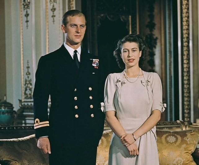 英女王有两件不起眼的“穷酸”珠宝，却戴了大半辈子。第一件是女王的订婚戒指，朴