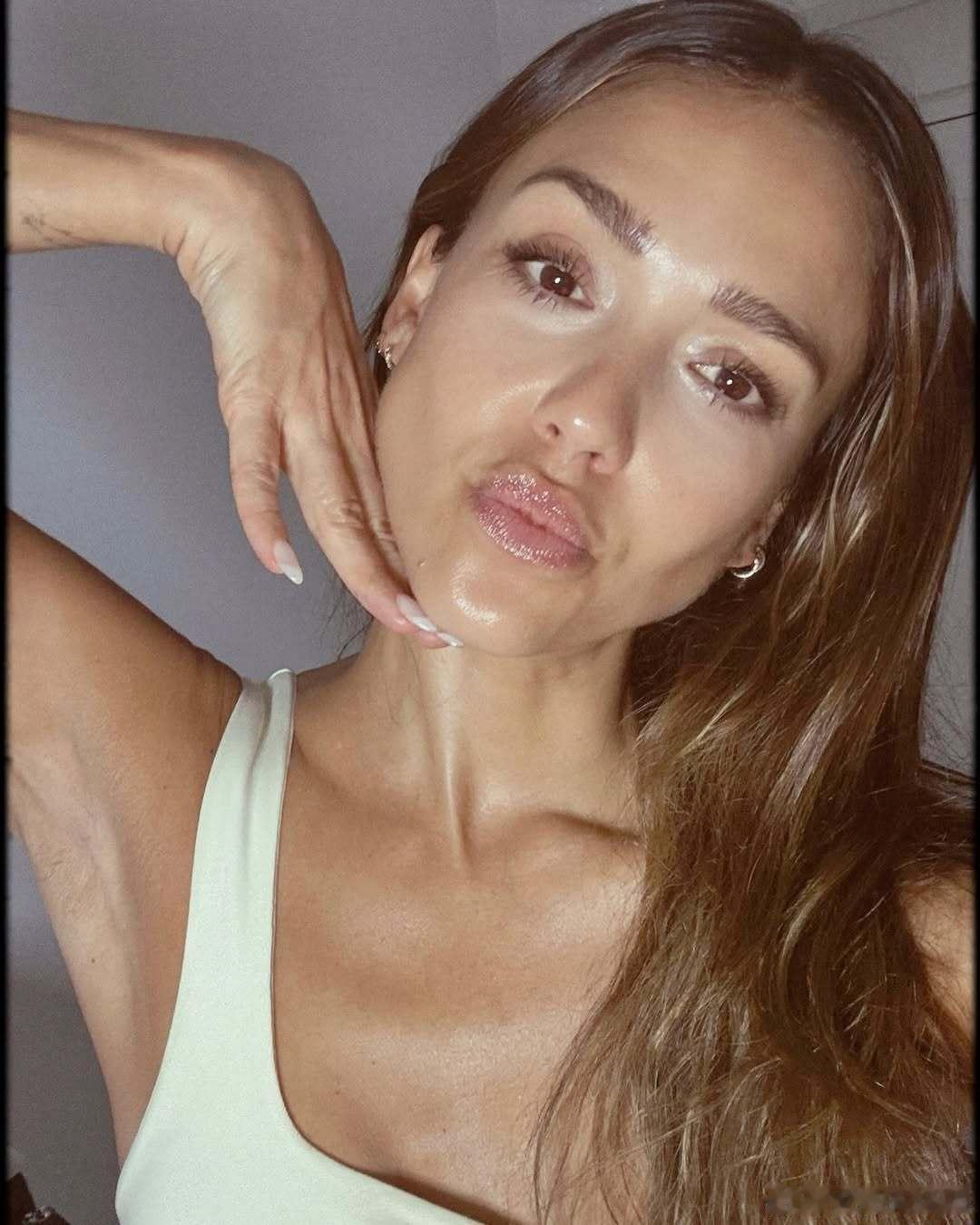 jessicaalba杰西卡阿尔芭分享保养日常，除了居家护肤，美容院专业的护理
