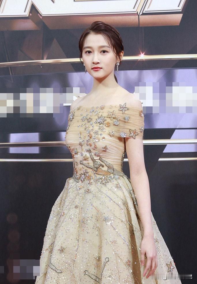 哇塞，关晓彤的这套造型真的赢了