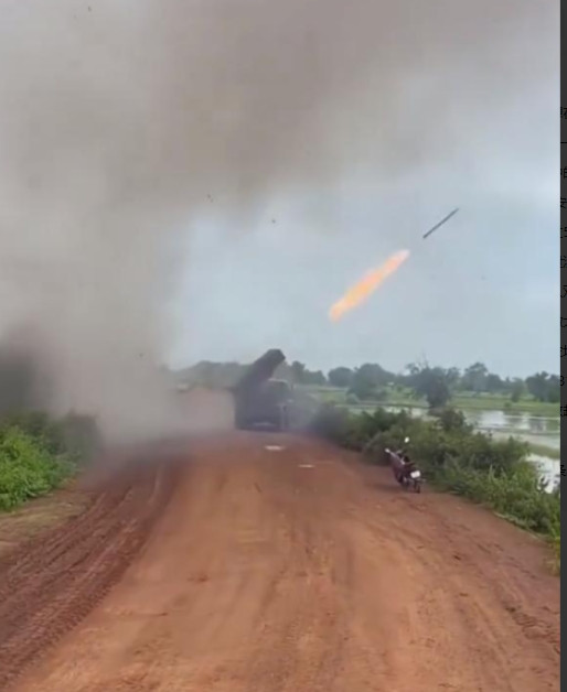 突发！中式火箭炮首战告捷！柬埔寨80发齐射，泰军来不及反应。7月27日，柬埔