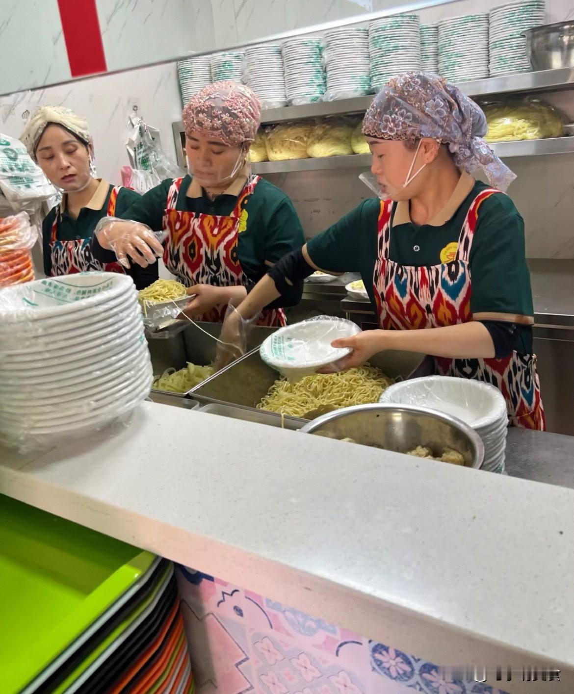 吃凉皮子还得去米泉。3年前我在这儿吃过一回，当时就觉得这味道很特别。如今多年过去