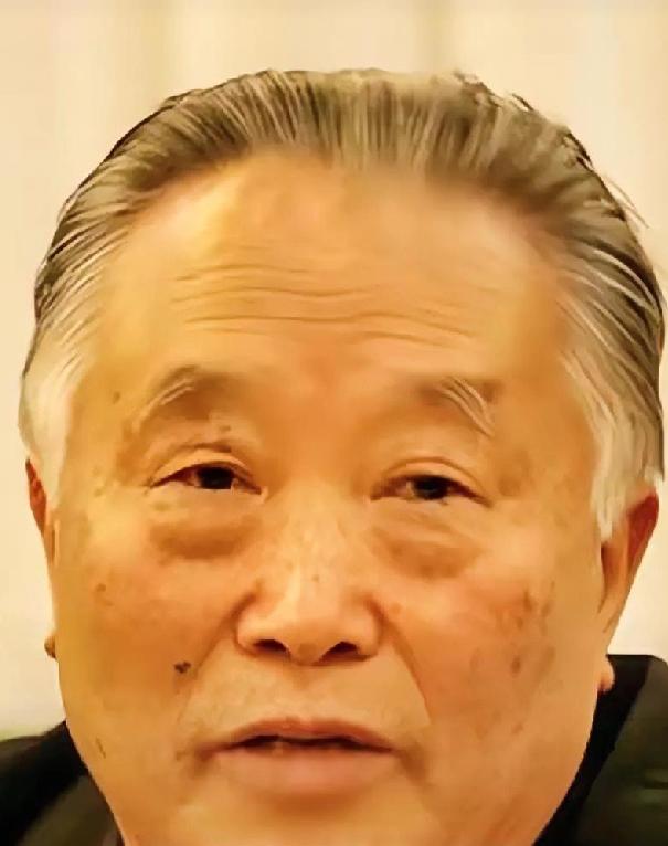 1976年9月8日深夜，病床上的毛主席正躺在那里，他的手微微颤抖着，在纸上轻轻划