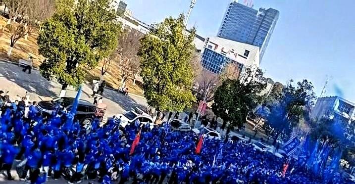 那帮“不管了”的愣头青，真把冠军给拿了。决赛夜里长沙贺龙体育场挤了4.3万多