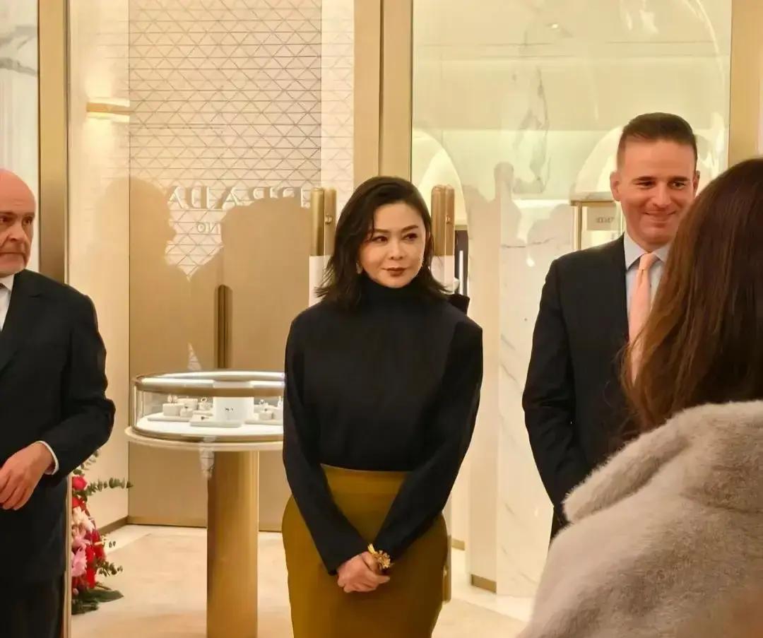 我研究了关之琳3小时的直播录像，终于撕开了直播带货的最后一块遮羞布。她不喊家人