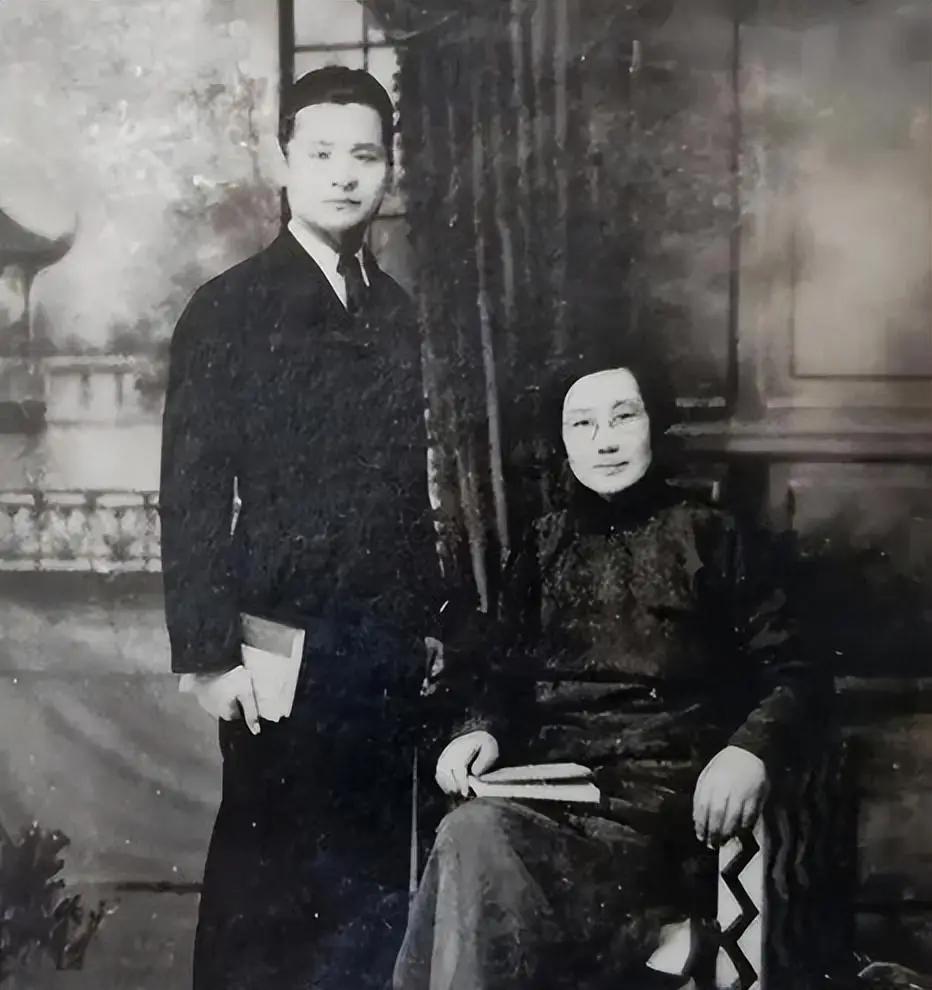 1951年夏天,一个特务被捕后,主动招供。他画了一张图,指着图中说:“这里埋了一