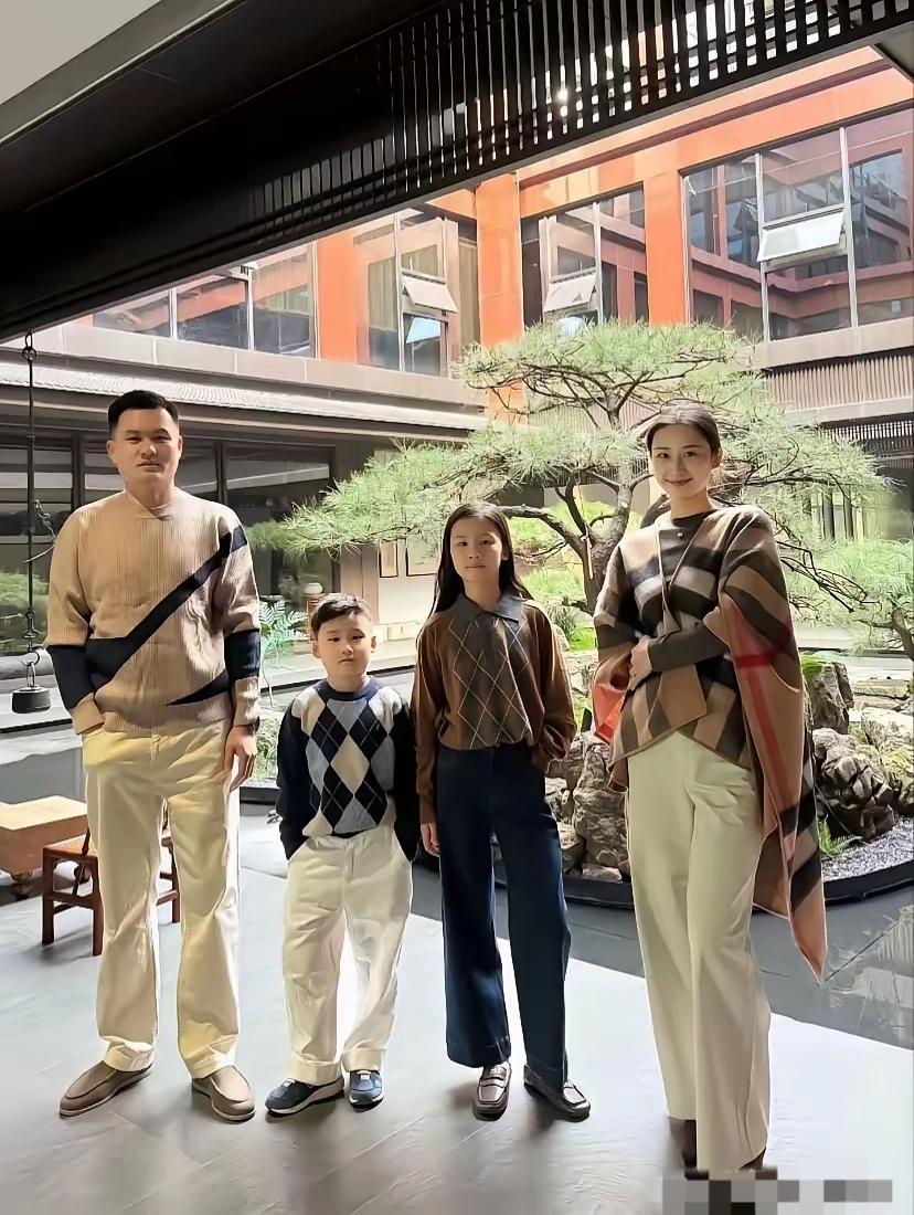 这个家庭不是一般的富，得富好几代了，能看出来吗？