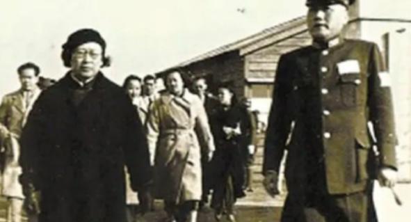 1938年，国民党少将叶蓬揣着名片和金条，求见陈诚，陈诚看了名片，便随手扔纸篓了