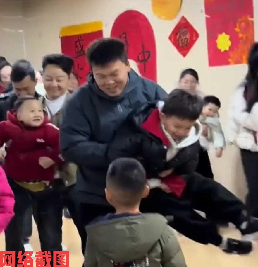 陕西有幼儿园举办跨年夜现场亲子活动。这时幼儿园内热闹非凡，孩子们也是高兴十足