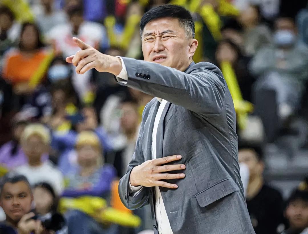 朱芳雨：杜指导，这球队现在真的是打谁都五五开啊？？？杜锋：我就问你这样的比赛好