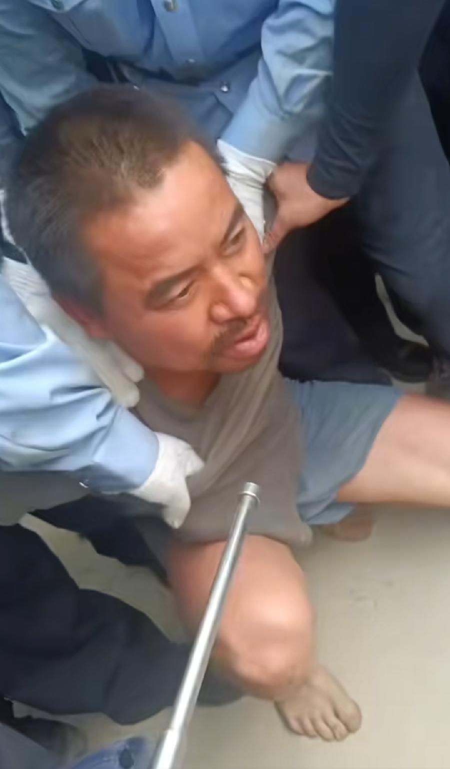 西平逃犯夏付刚，被抓住了！果然藏在玉米地了！胡子拉碴，晒黑了，就穿一个大裤头，