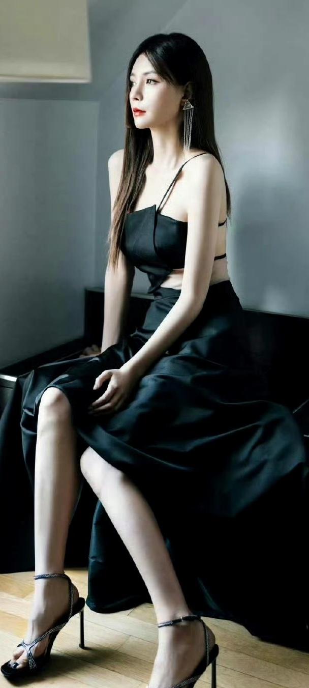 谁能拒绝沈梦辰的巴黎黑裙造型？👀露背设计+利落剪裁，把优雅和性感平衡得刚刚好