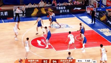 深圳豪取14连胜多亏周鹏最后两记夺命三分！末节最后2分钟，深圳仅94-92