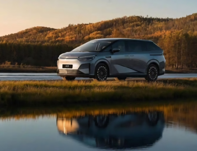 看到小鹏2月份的销量只有15256台，上个月是20011台，再回顾这最近几个月明