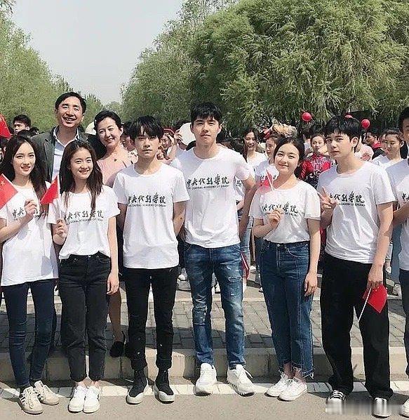 张光北夸易烊千玺在金鹿奖舞台上大赞易烊千玺，但是得影帝的是刘昊然，网友说可能是安