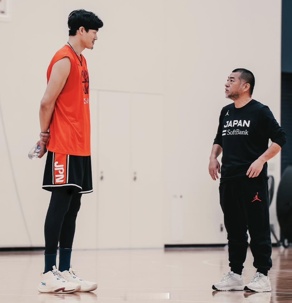 中国男篮2月18日，集训第一天，日本男篮直接是媒体公开课，换帅后的球队，全新亮