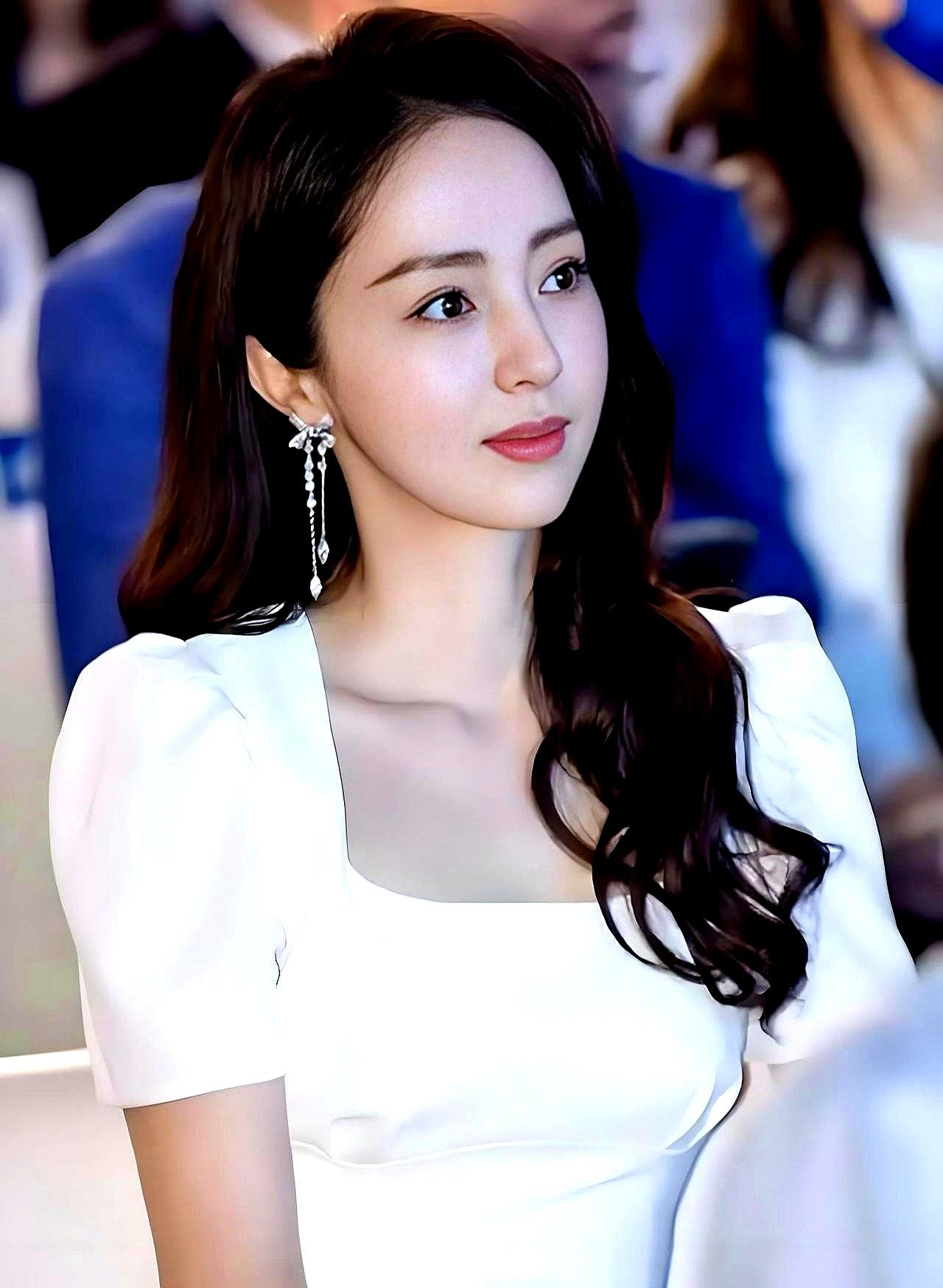 聊聊董璇，这姐们是真有点东西。老公2018年在澳洲出事，她没哭没闹，一句