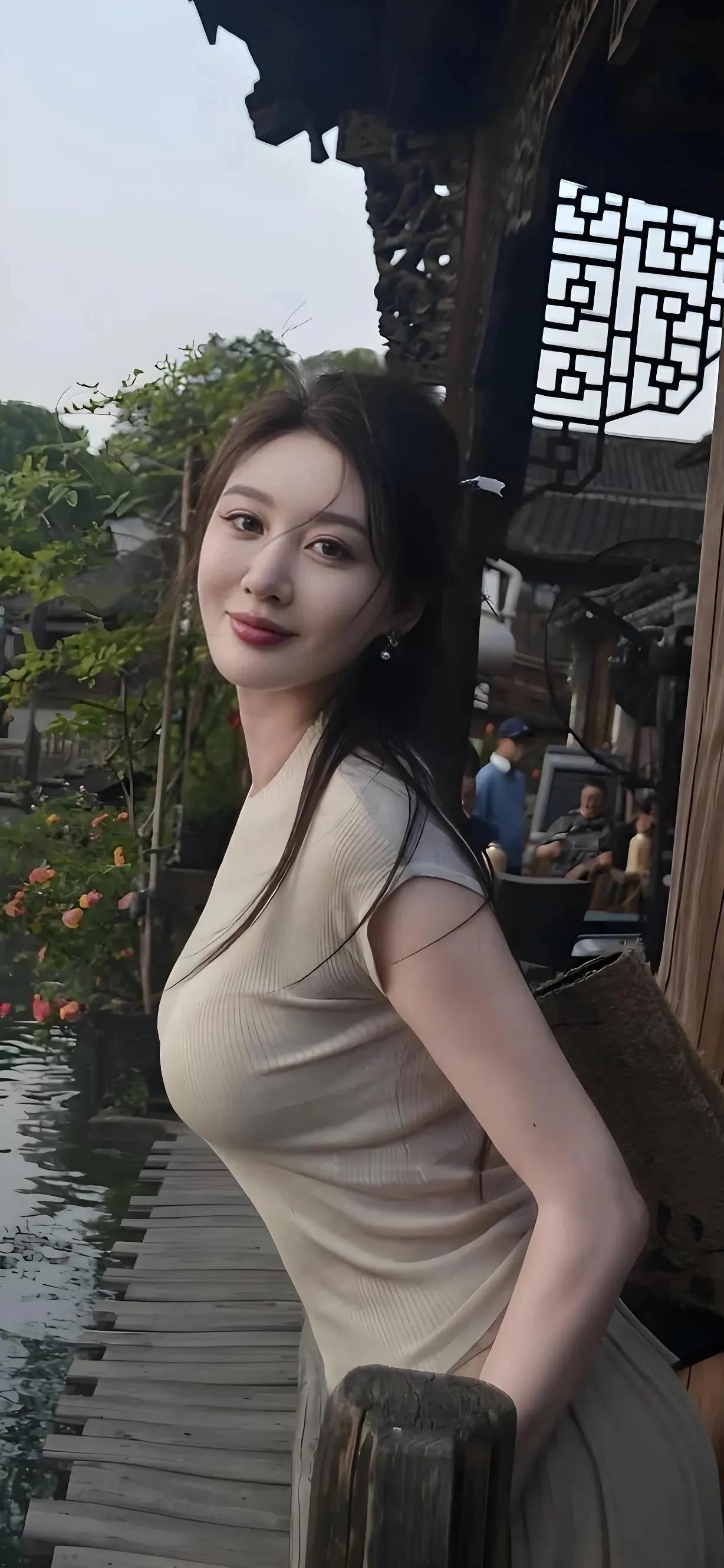 在古镇的木桥上，感受江南水乡的宁静与美丽。