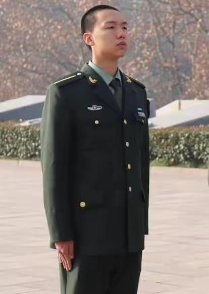 9月15日，朝鲜桧仓。一个穿军装的年轻人，单膝跪地，把一瓶酒，缓缓倒在一座铜像脚