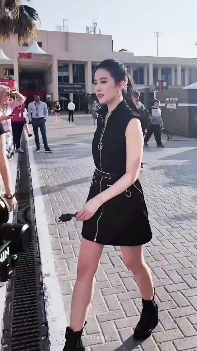 最近刘亦菲现身阿布扎比，她这回搭配的很简洁，不过显得格外年轻，确实是又美又时尚。