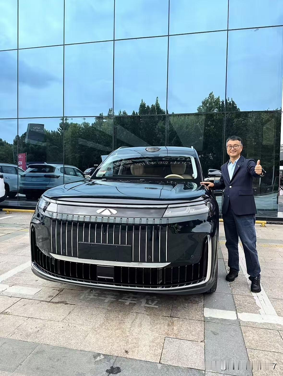 奇瑞高管高飞喜提爱车风云T11。这款车型上市前，他便在直播间多次提及对该车喜爱有