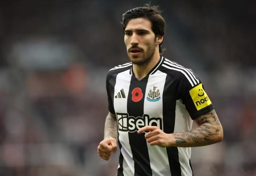 《每日邮报》更新了转会专栏，邮报表示曼联有很大机会击败枪手、切尔西，签下纽卡中场