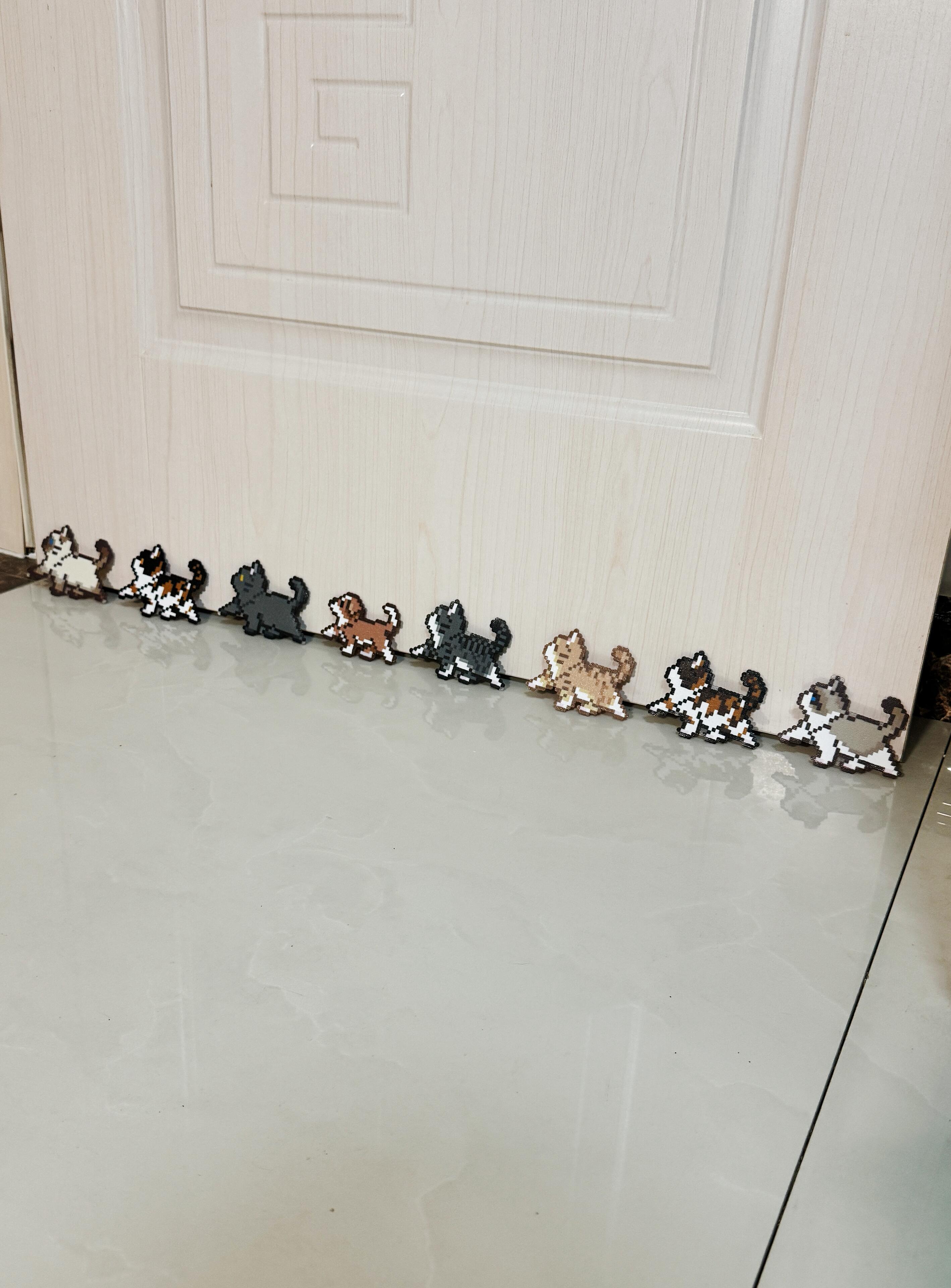 一群小猫中间混进去了一只小狗