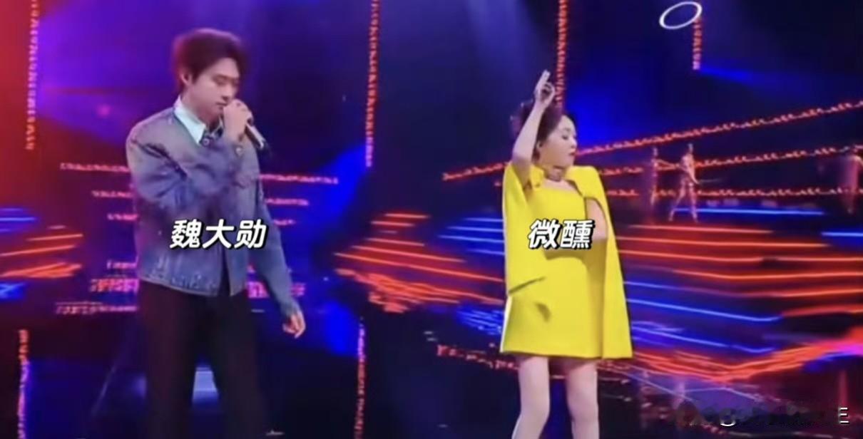 魏大勋这回真是稳当得很。大湾区晚会上，不少歌手全开麦演出，状况不少。有的抢拍