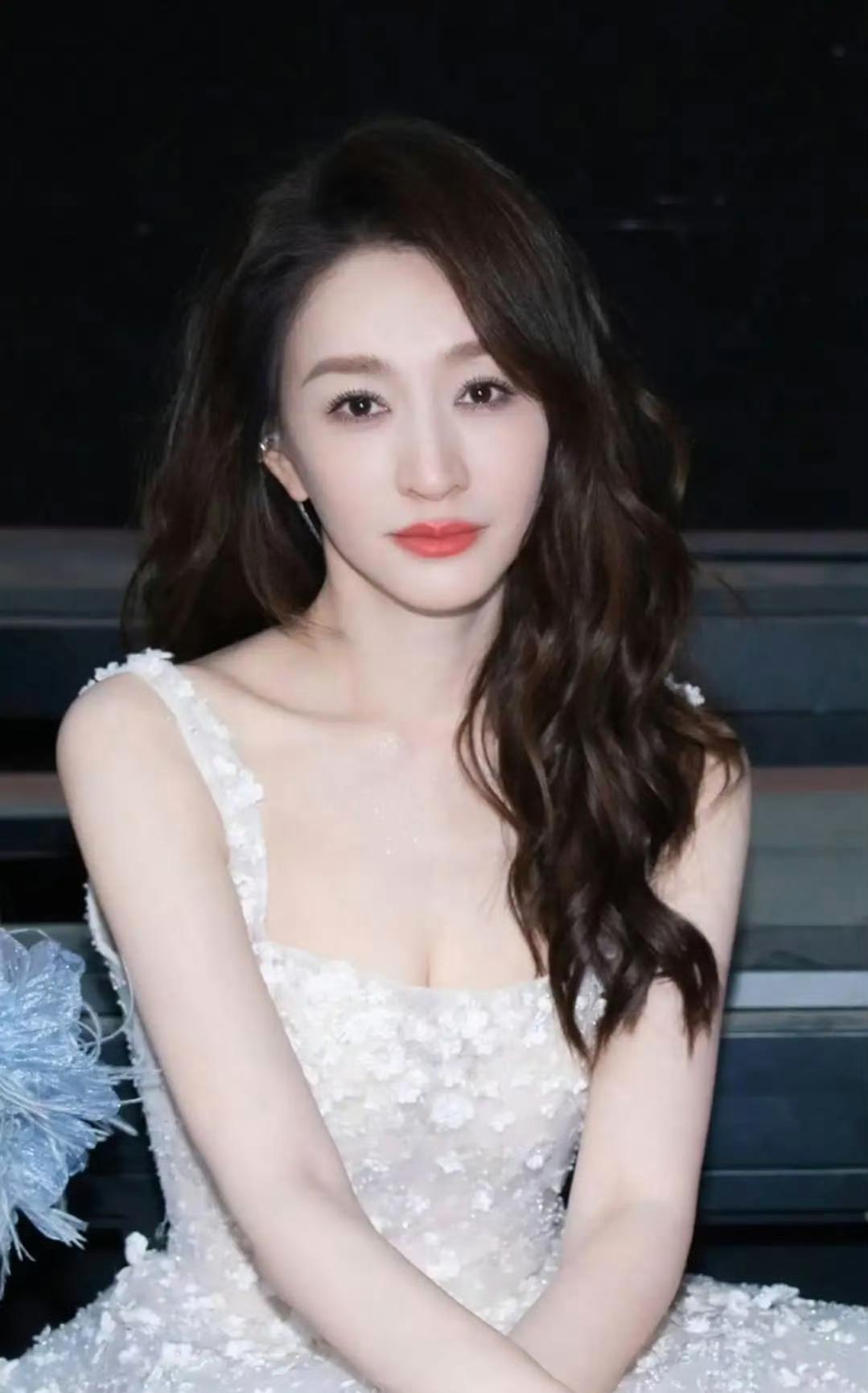 李小冉怎么可能离婚呢反正我是不信的当年徐佳宁为了追她，可是花了大手笔啊还喊