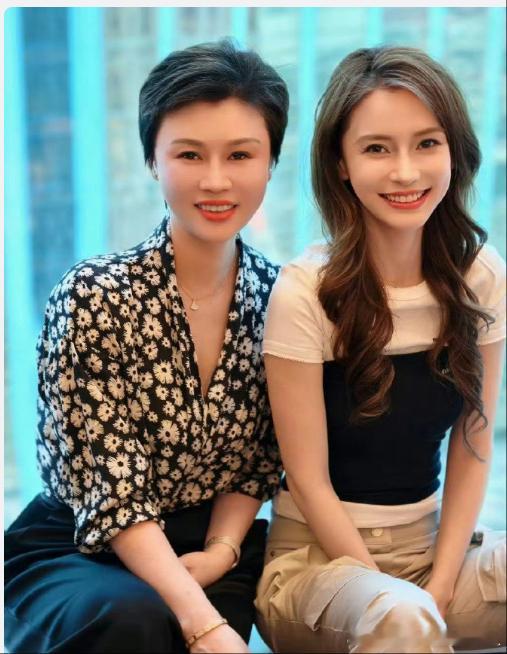 杨颖和品牌CEO合照杨颖白色背心look36岁的杨颖身穿简约白色套装，与品牌创