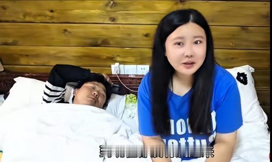 一对长途骑行的情侣好不容易抵达拉萨，连续几十天风餐露宿浑身黏腻，身体早就累到脱力