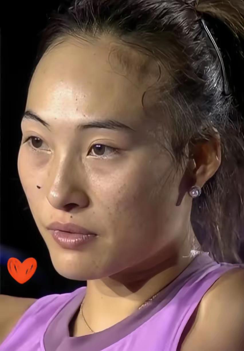 罗马赛场上，郑钦文当着全世界的面哭了。​真不是输不起，这是被硬生生给气哭的！