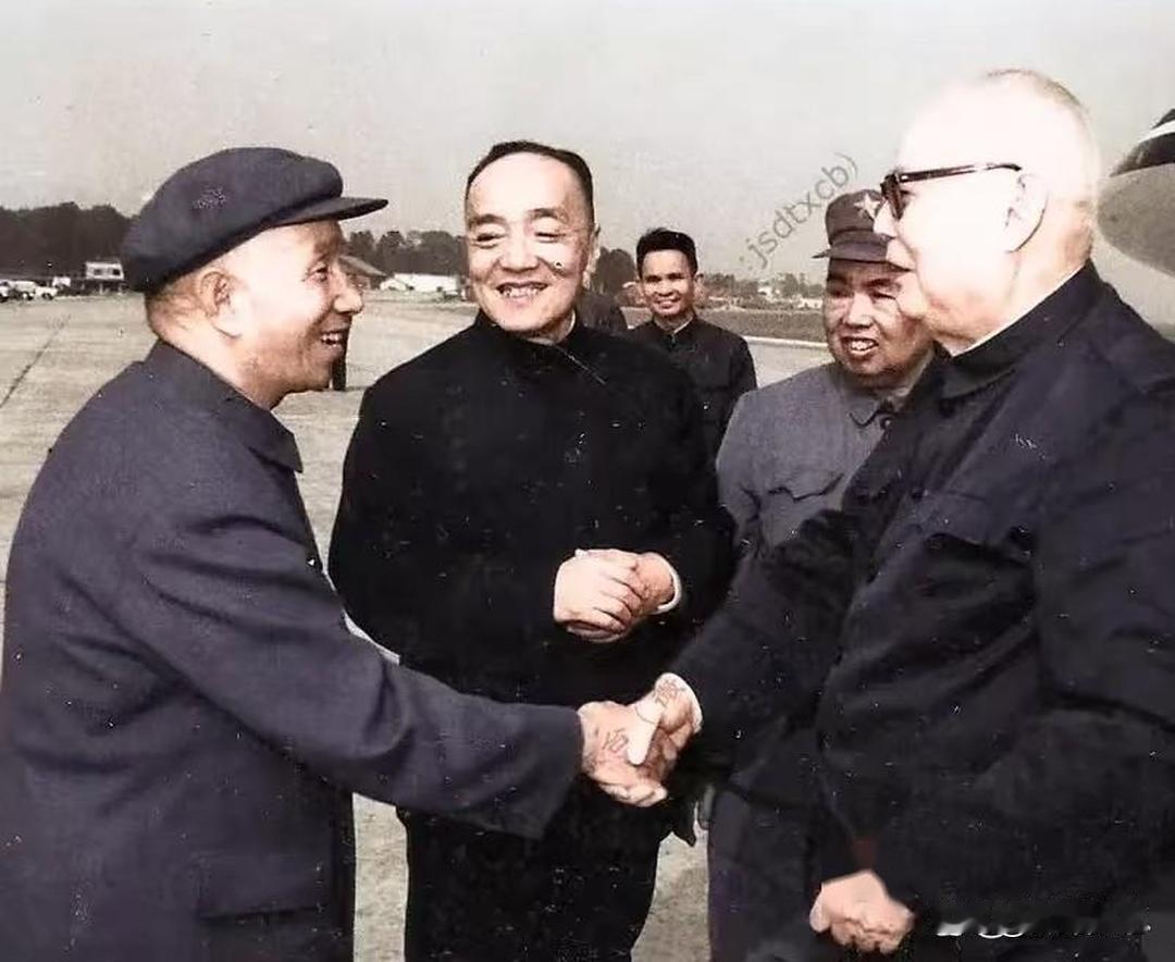 1980年粟裕飞抵广州，叶剑英许世友亲自接机，这阵仗真不是普通会面1980