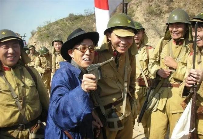 1942年，在天津，大汉奸刘四姐作恶多端杀人无数。这一天，几个日本人找到刘四姐，