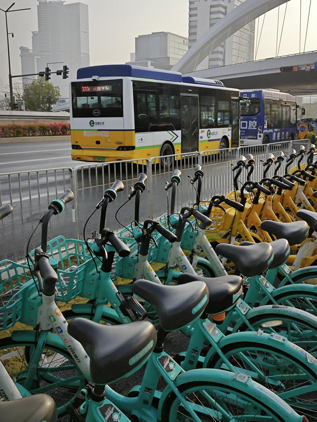 在深圳众多的交通工具（地铁、公交、出租、私家车、共享单车、电动摩托等）中，我现在