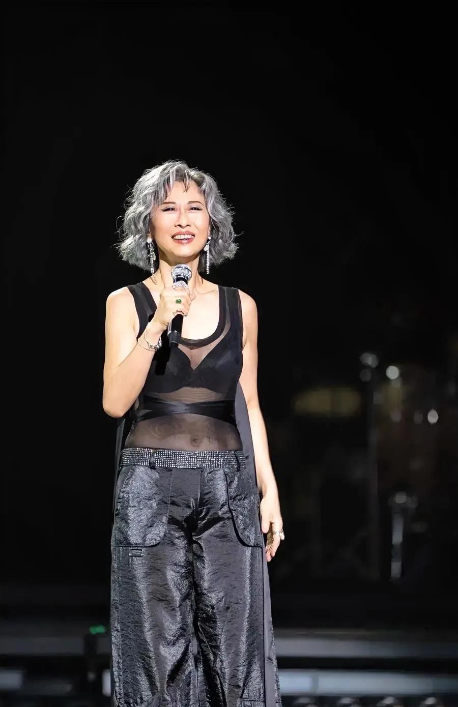 64岁叶倩文脱下外套那一刻，无数年轻女性自惭形秽。人称“六旬铁肺少女”的叶倩文