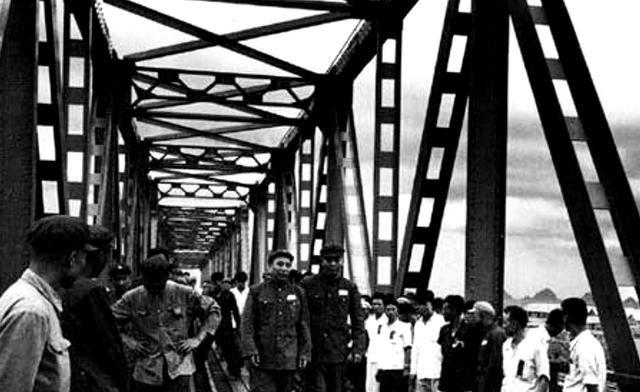 1957年,铁道兵司令王震上将遇到3个海军军官大声喝酒划拳。王司令走上前去,问: