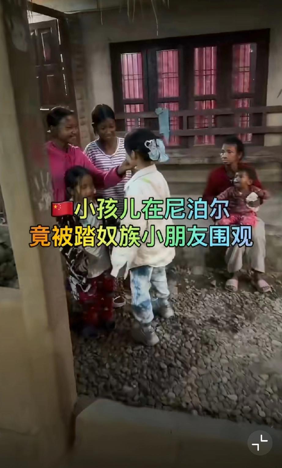 中国幼崽在国外被围观。曾几何时，各个网络平台上都是“中国孩子丑”“想生混血儿”等