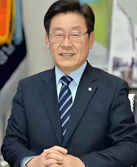 韩国近年来逐渐在与日本的互动中转变立场，而李在明则显然抓住了这个机会，巧妙地向外