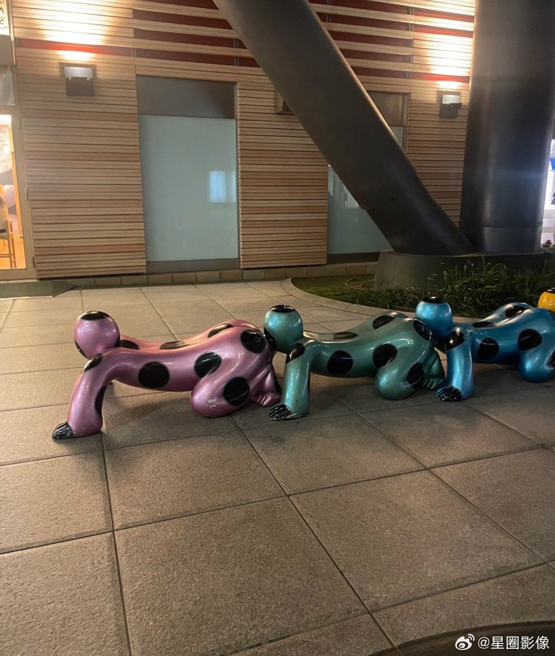 东京街头的公共椅真的还蛮神金的​​​