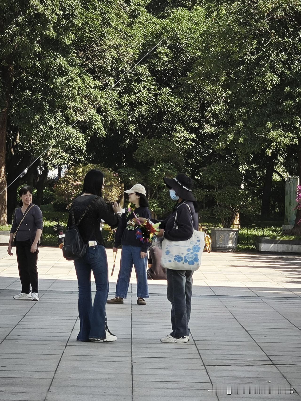 街头扫码送礼品，别傻了！这不是福利是陷阱今天在公园，亲眼见大妈为领个礼物，