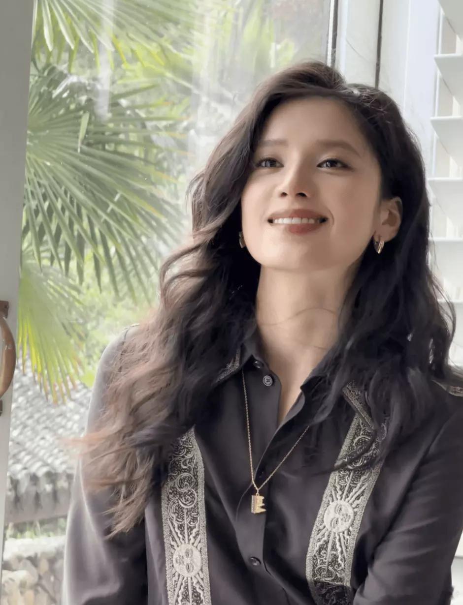 分享娱乐分享娱乐张婧仪深棕衬衫搭山林景感受冬日的柔软与温暖