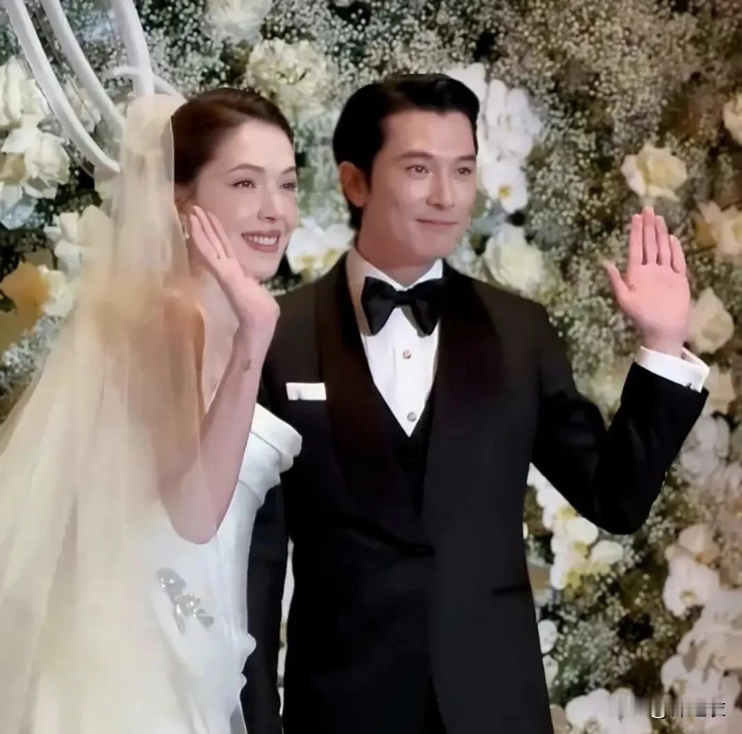 邱泽虽然原生家庭一般，性格敏感内向，但是他并不缺爱啊！因为他年轻的时候长得那么帅