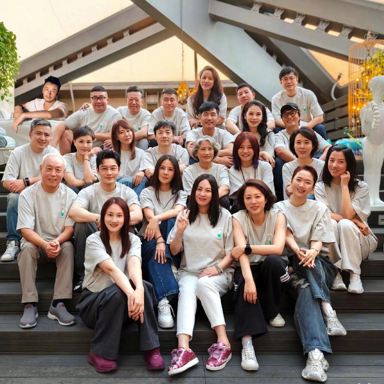 北电明星班再次重聚，意外发现一个女明星的颜值规律。那就是年轻时候长相惊艳的，