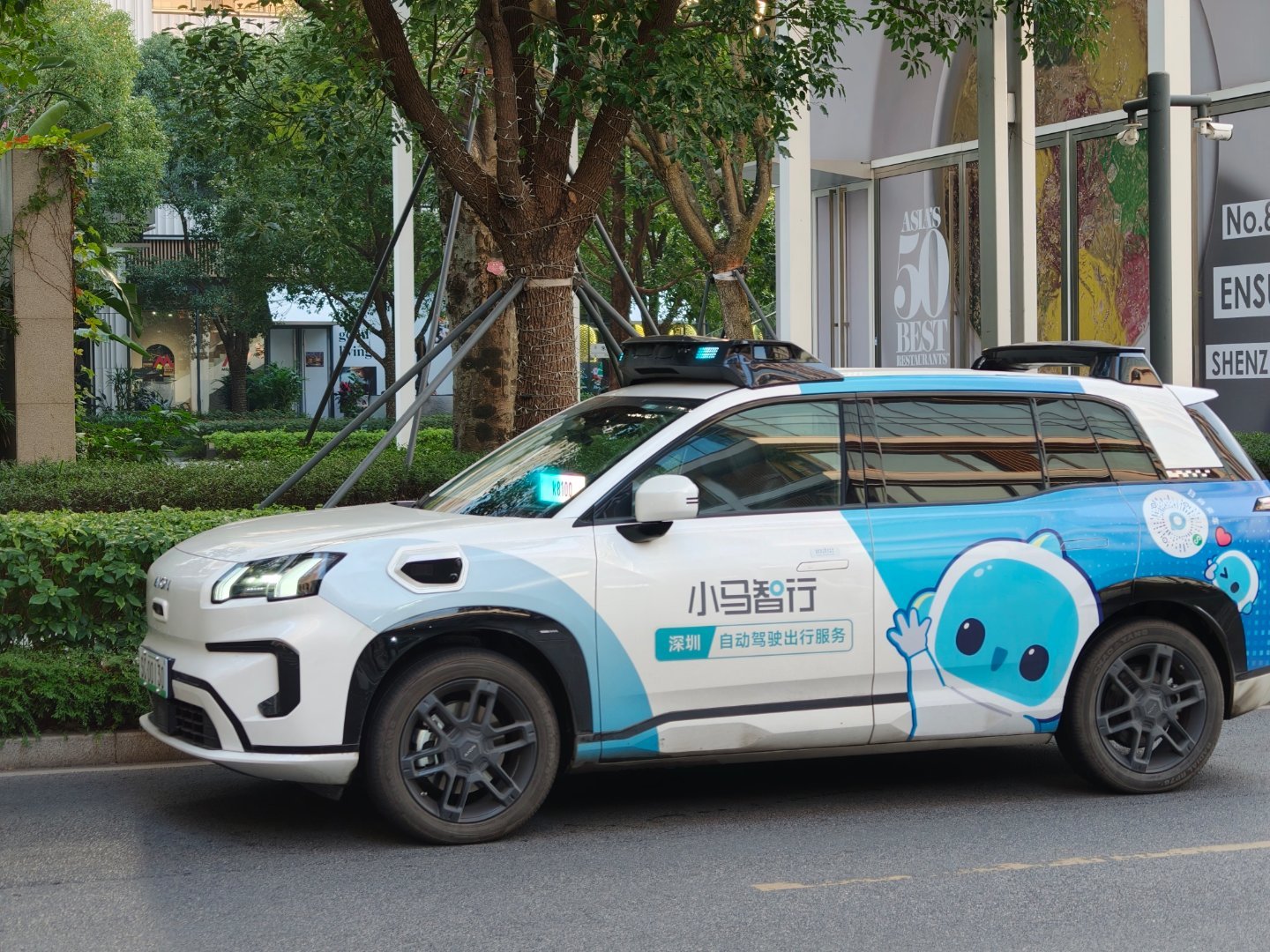 刚才看到一辆无人驾驶出租车，大白天的开着远光灯。里面都没驾驶员了，还有必要开远光