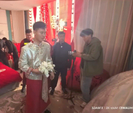 太幸福了！一对新人接亲现场，这新郎来到新娘家后，大家就让新郎玩起了找鞋子游戏，不