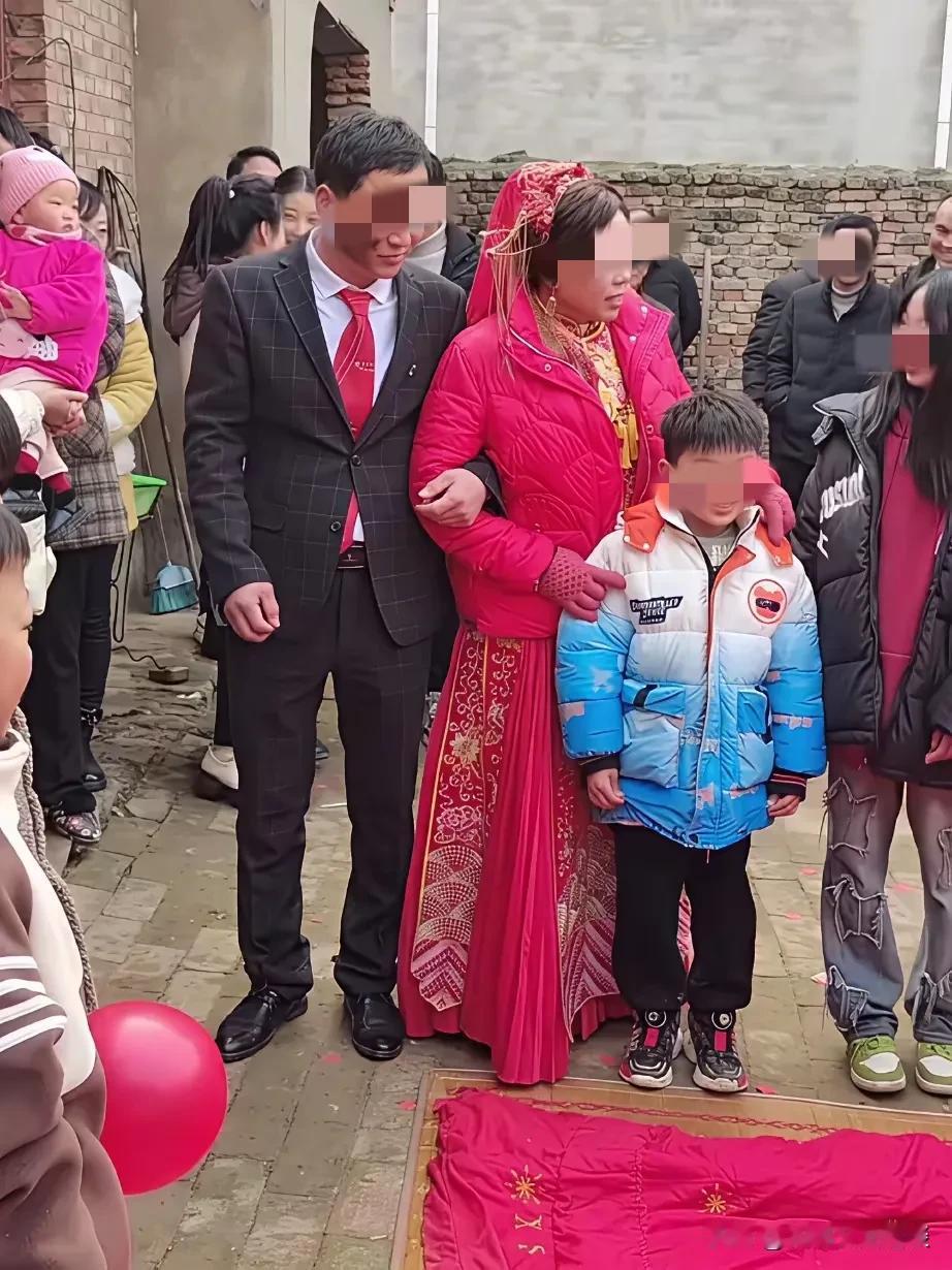 男子真是一个狠人，娶带儿子的二婚女，对自己下手够狠。男子一直未婚，说是为了等初恋