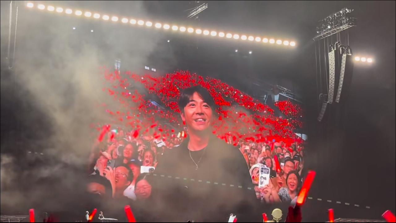 俞灏明来看陈楚生广州演唱会啦！哈哈哈，果然还是俞灏明，领着家人和朋友一起来看生